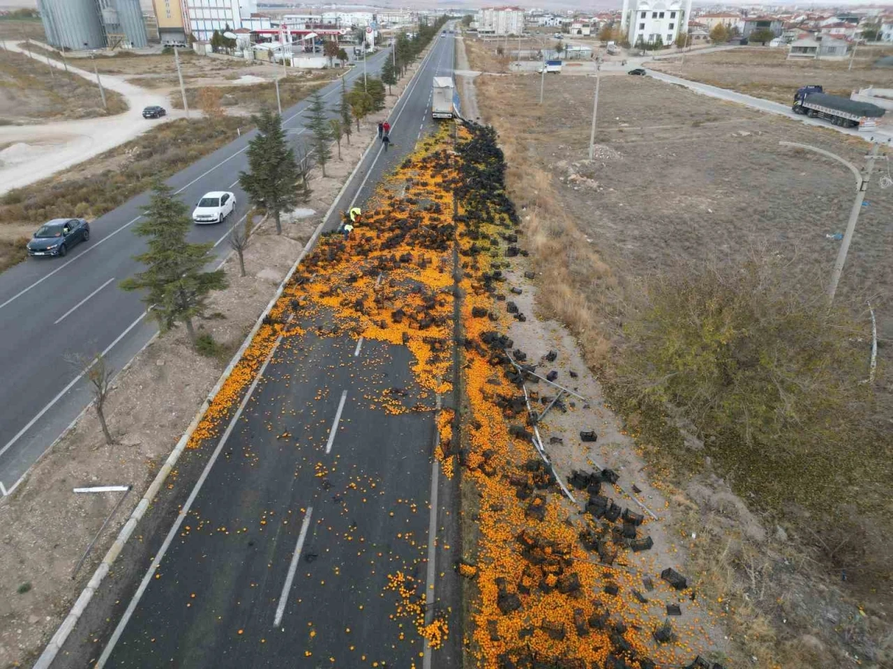 10 ton mandalina kara yolunu yarım saat ulaşıma kapattı
