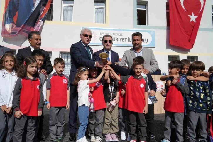 13 bin 500 öğrencinin ders başı yaptığı Bayburt’ta yeni eğitim öğretim yılı renkli görüntülerle başladı
