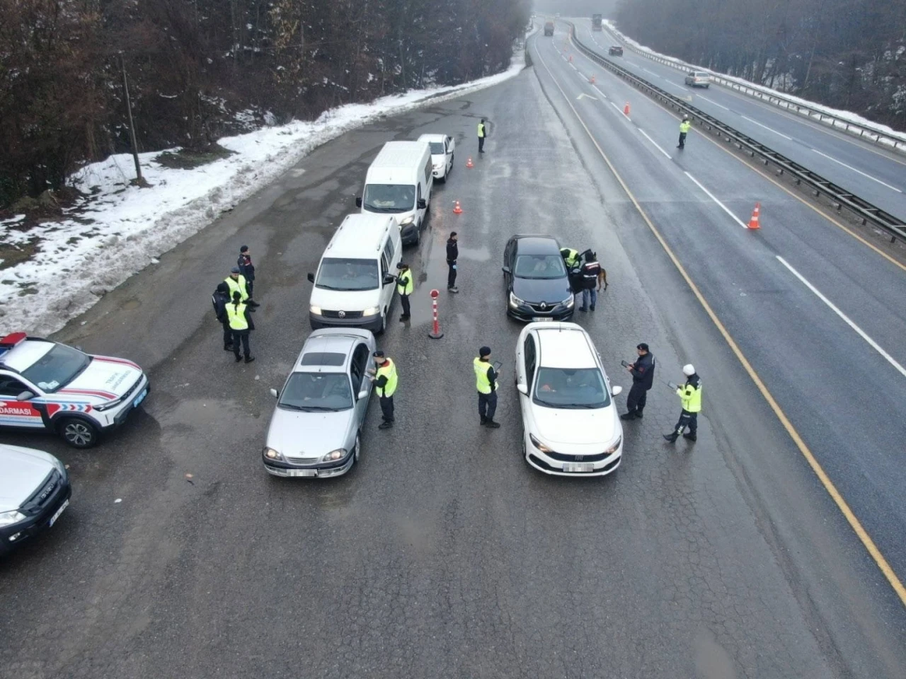 185 araç trafikten men edildi 16 sürücüye alkolden işlem yapıldı
