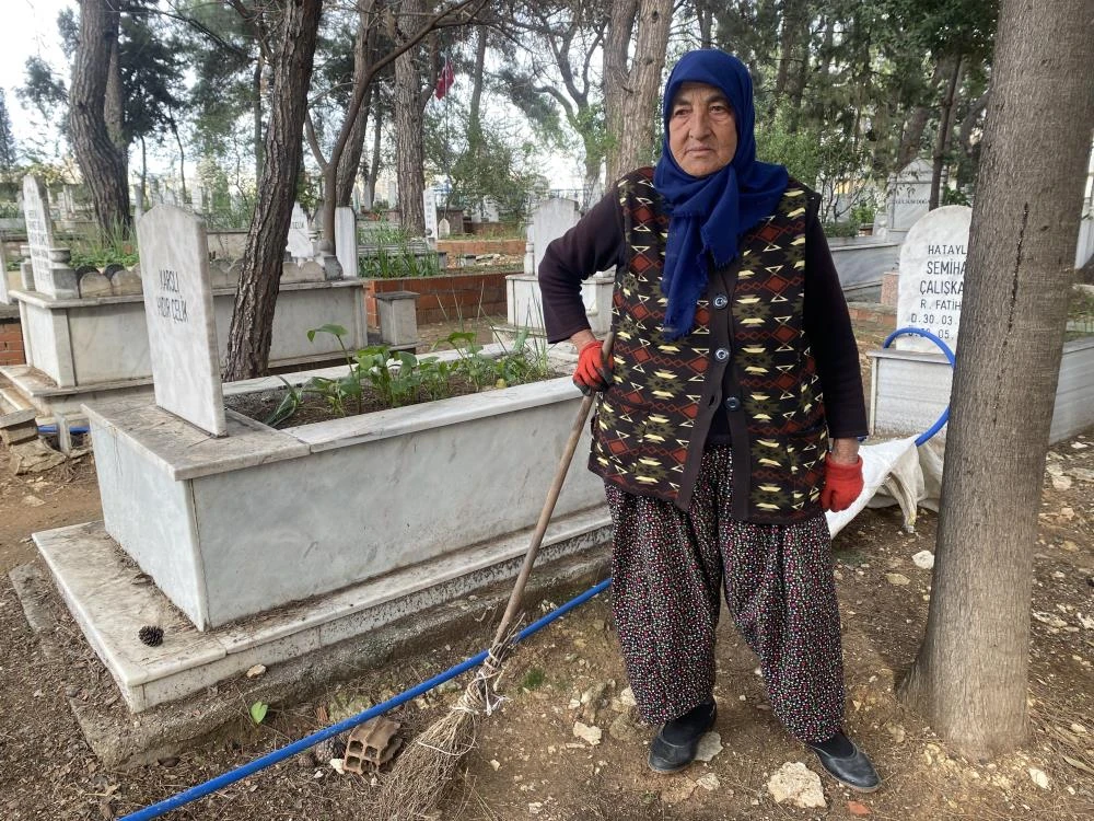 20 Yıldır Her Gün Mezarlığı Temizliyor