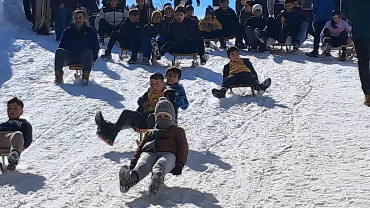 200 yıllık tahta kızak festivali nefes kesti
