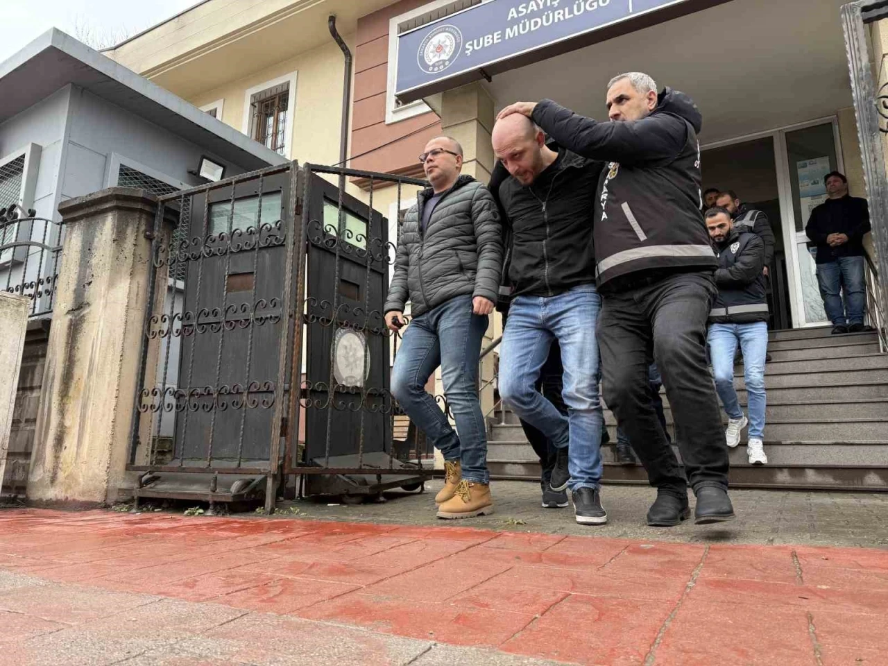 21 yaşındaki genci öldüren ve saklanmasına yardım eden şüpheliler adliyede
