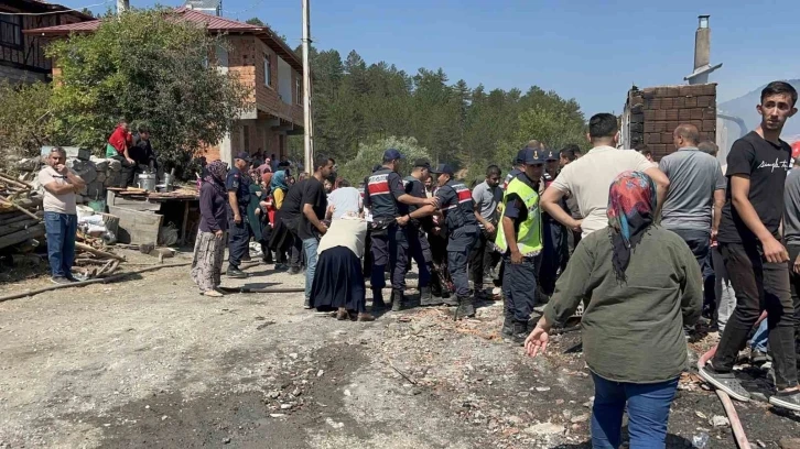 3 ev, 2 ahır ve 1 samanlık alevlere teslim oldu: 16 yaşındaki genç hayatını kaybetti
