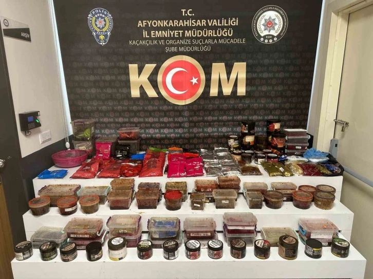 3 iş yerine baskın yapan ekipler 70 kilogram kaçak nargile tütünü ele geçirdi
