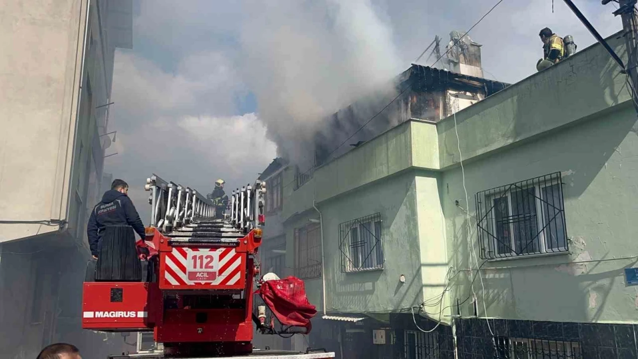 3 katlı binanın çatı katı alevlere teslim oldu
