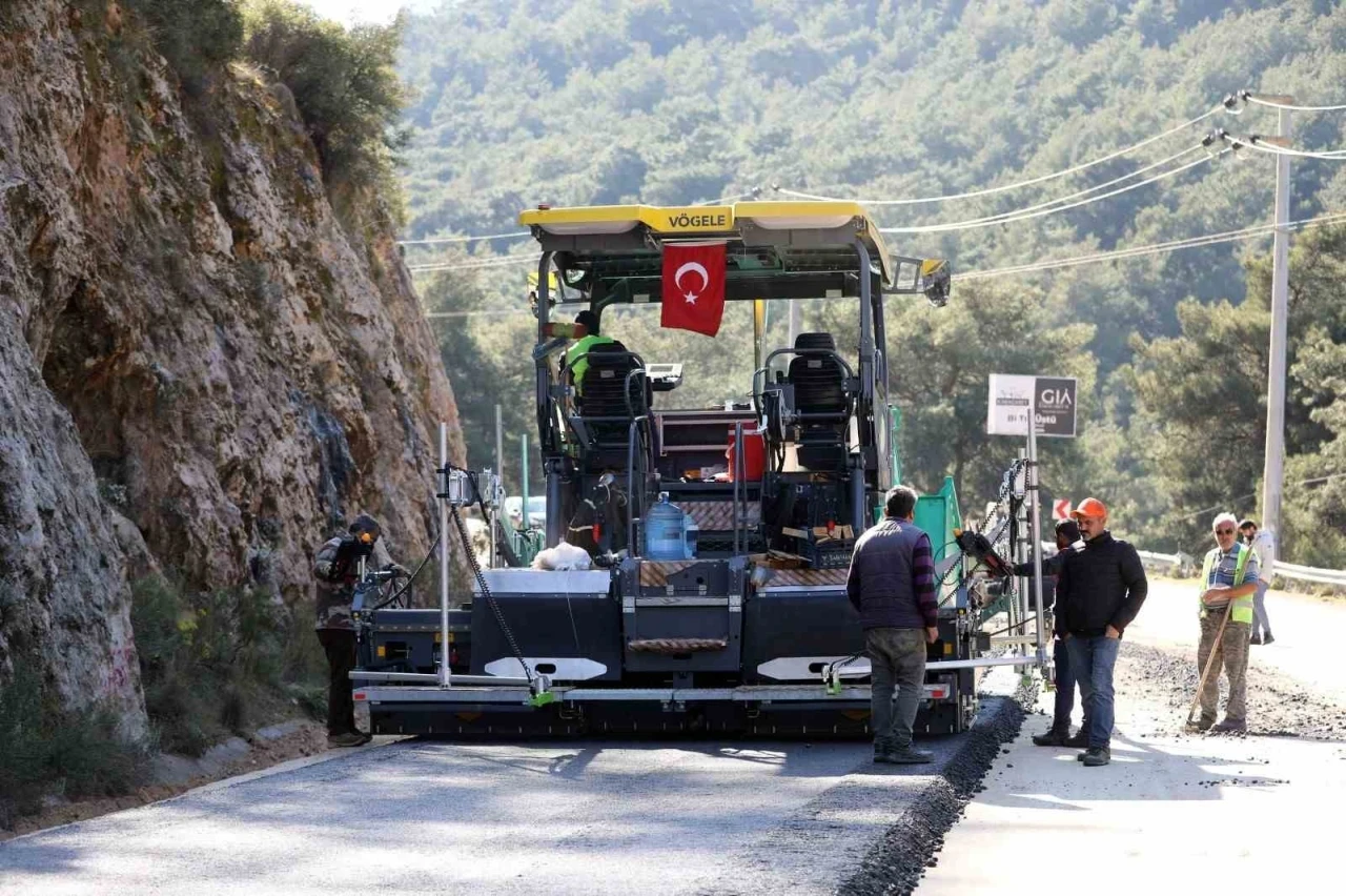 328 milyon TL yatırım yapılan Ölüdeniz yolunda çalışmalar sürüyor
