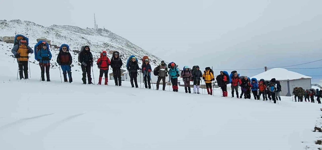 35 dağcı Süphan Dağı’na zirve yapamadan döndü
