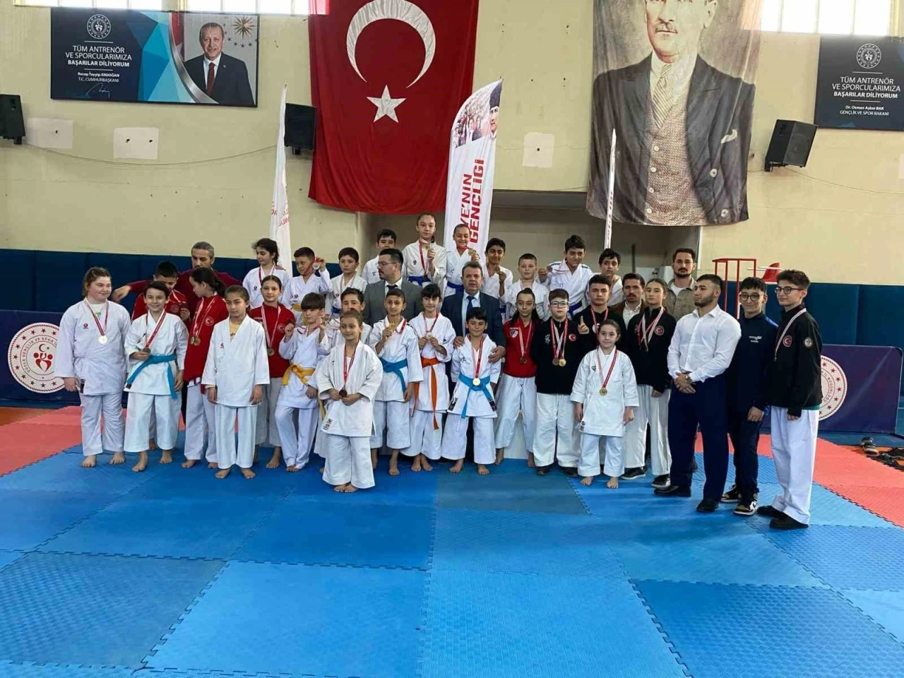 35 sporcu şampiyon olmak için tatamiye çıktı
