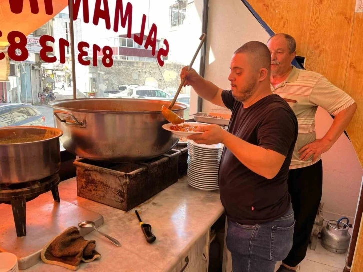 39 yaşındaki down sendromlu garson çalışarak annesine bakıyor
