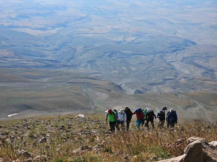 4 bin 58 rakımdaki buzul gölünde yüzme keyfi
