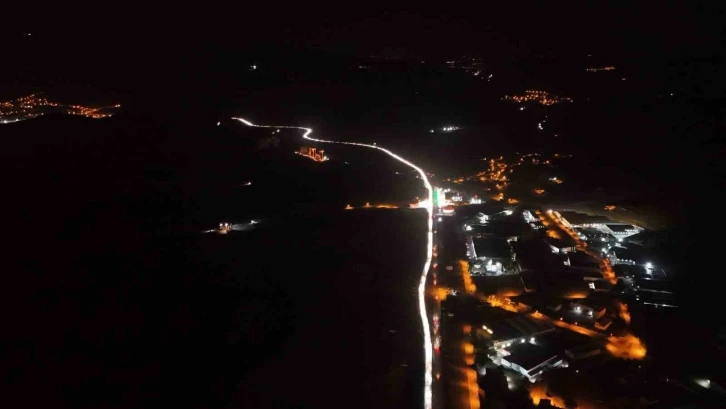 43 ilin geçiş noktasında gece yarısı trafik yoğunluğu böyle görüntülendi
