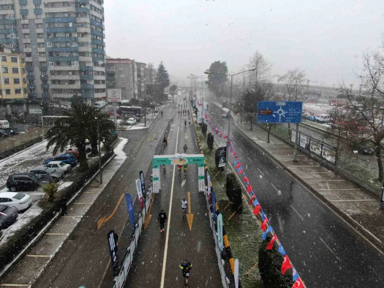 45. Uluslararası Trabzon Yarı Maratonu, yoğun kar yağışının altında koşuldu
