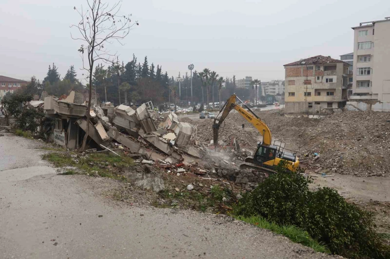 5 katlı binanın yıkımında iş makinesinin enkaz altında kalmaktan kurtulduğu anlar kamerada
