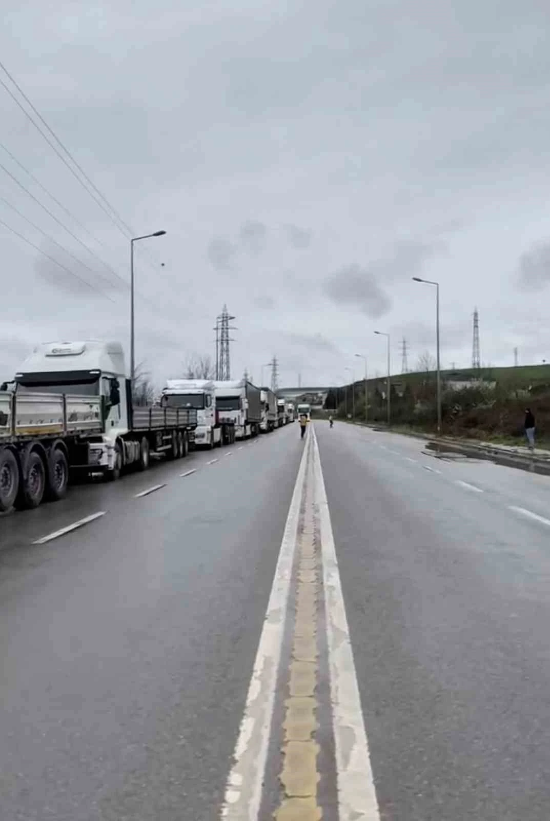 6 aydır Assan Hanil’den para alamayan tırcılar eylem yaptı
