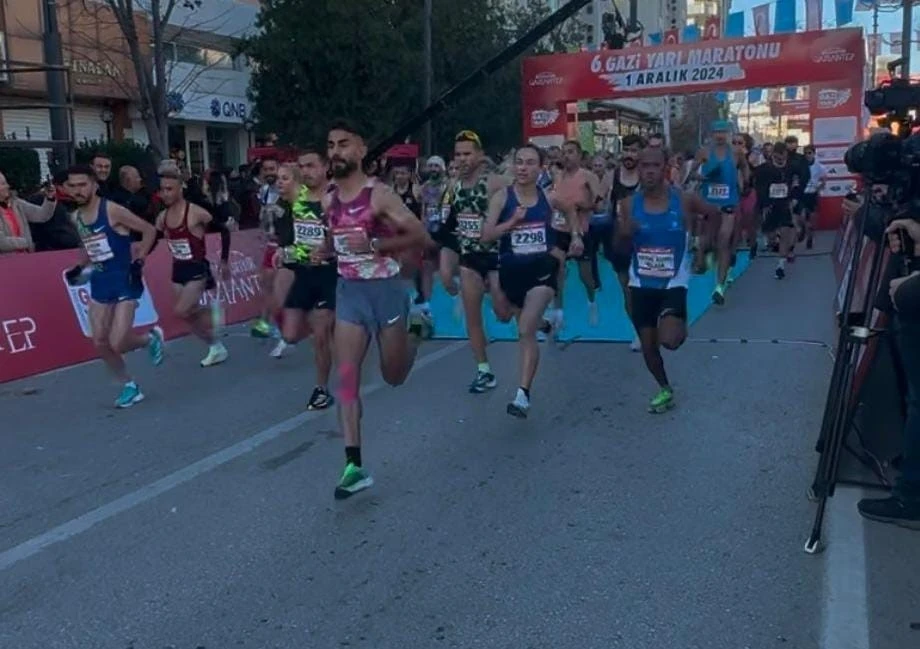 6. Gazi Yarı Maratonu ve Halk Koşusu coşkuyla başladı
