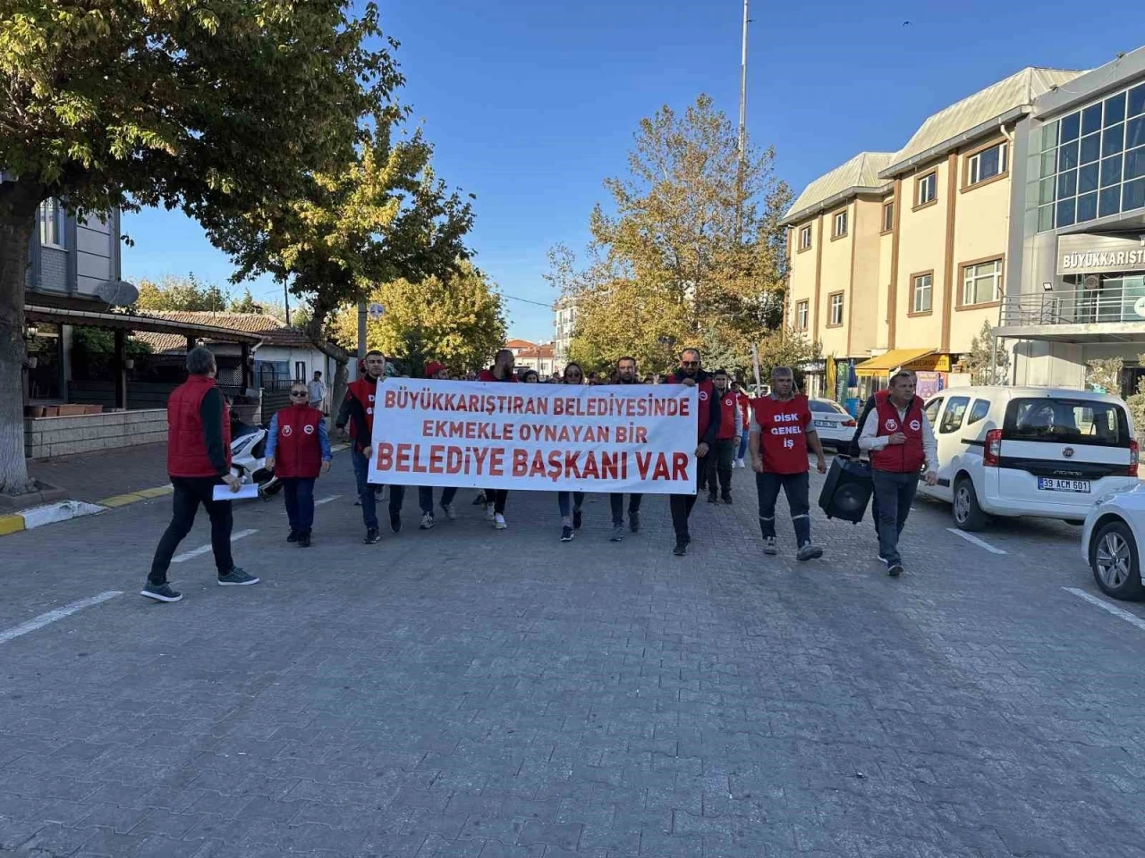 6 kişinin işine son verilen Büyükkarıştıran Belediyesi önünde eylem
