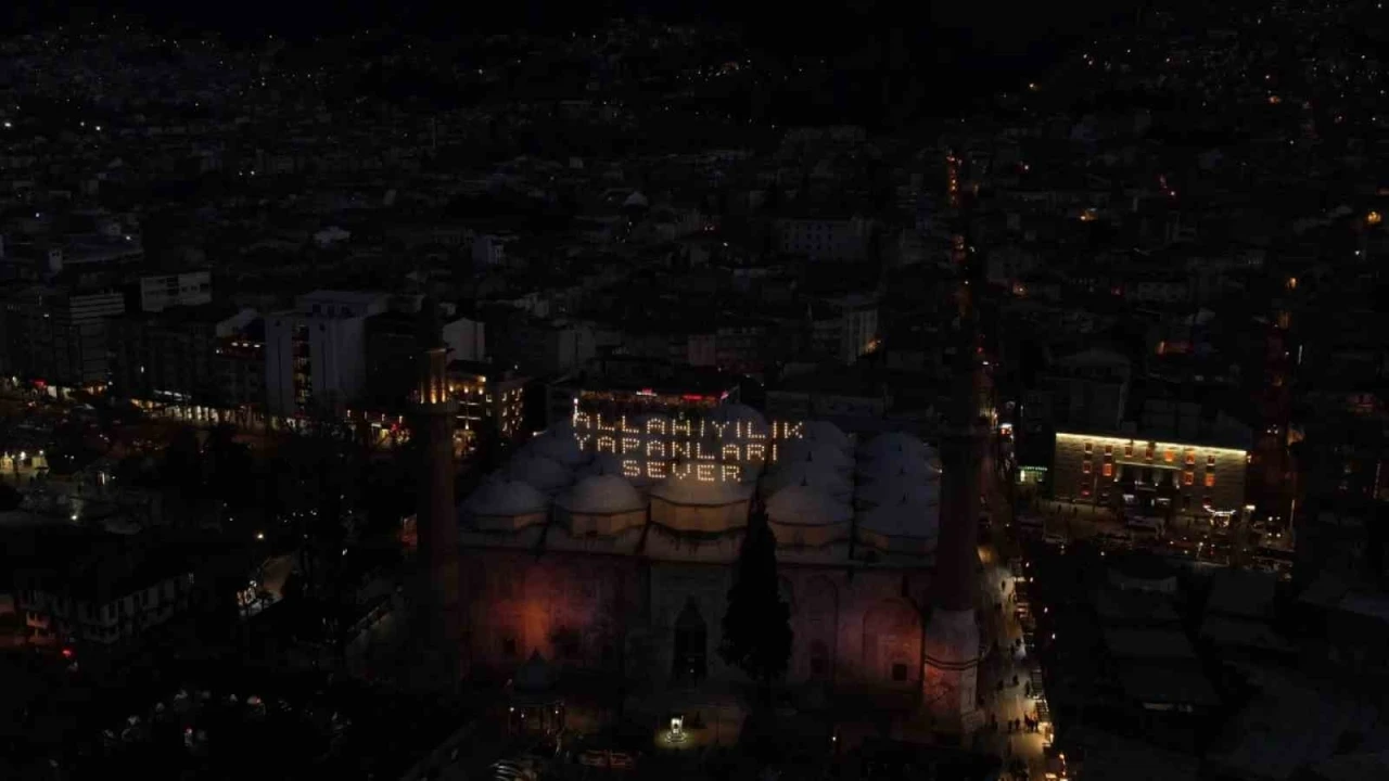 626 yıllık Ulu Cami’ye Ramazan mahyası asıldı...İlk mesajda iyilik vurgusu
