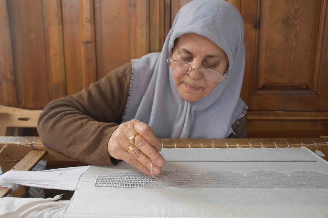 70 yaşındaki kadın usta 200 bin TL’lik Antep işi sanat işliyor
