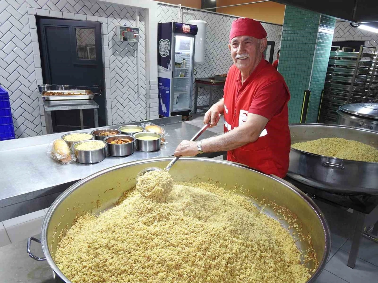 78 yaşında ihtiyaç sahipleri için gönüllü çalışıyor
