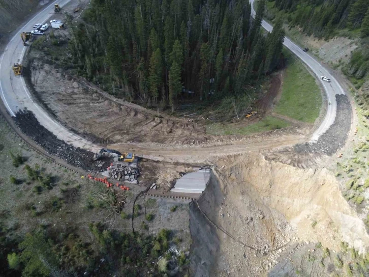 ABD’de dağ geçidinde yol çöktü
