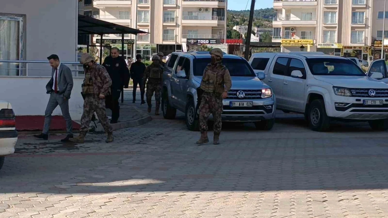 Adana’da balkondan ateş edip kendini eve kilitleyen polisi emniyet müdürü ikna etti
