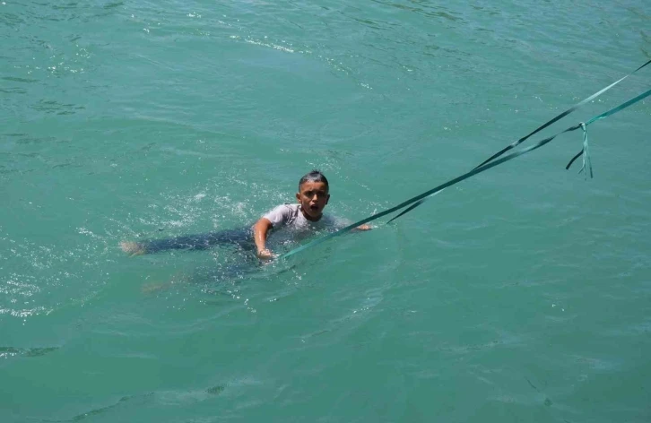 Adana’da gençler kanal kenarlarına bağladıkları iple hayata tutunuyorlar
