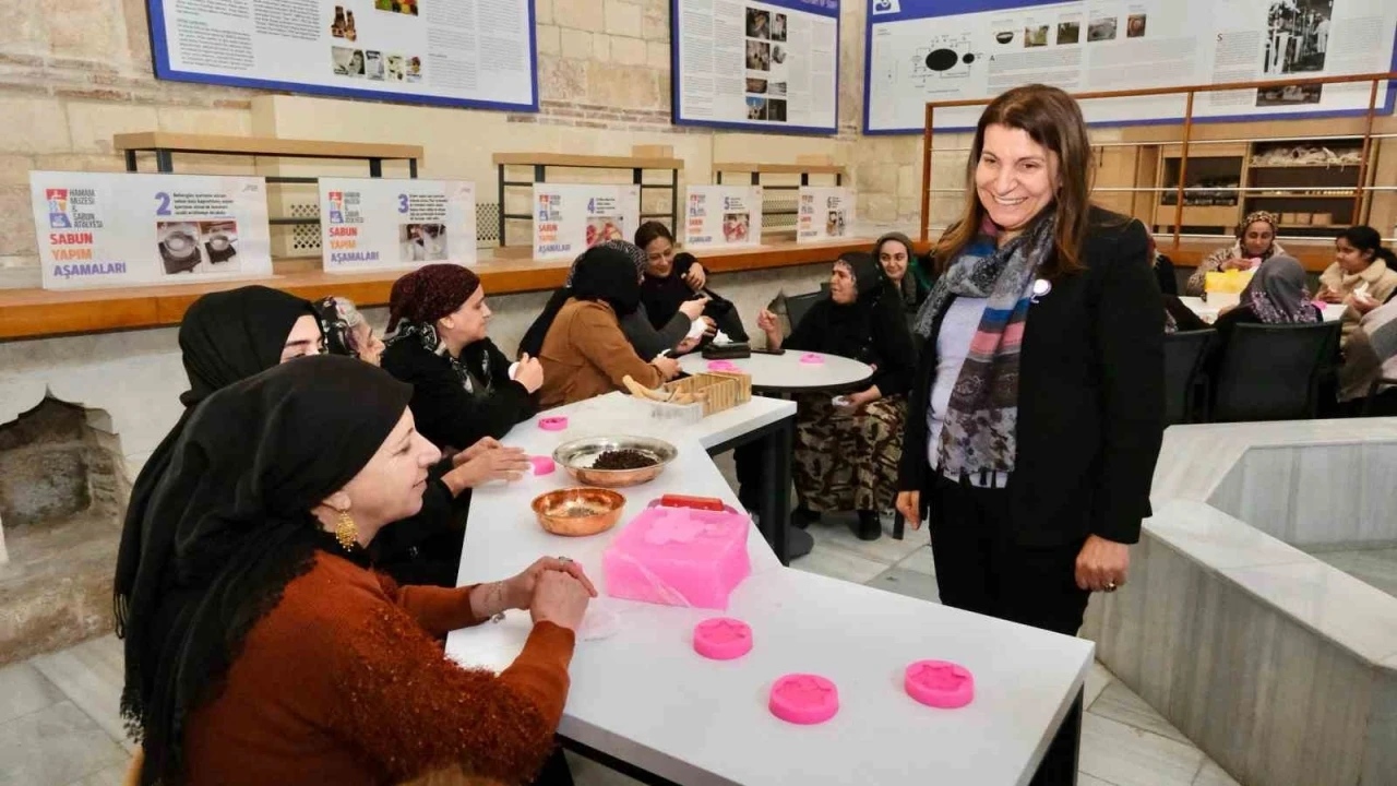 Adana’da kadınlar sabun yaparak deneyim yaşadı
