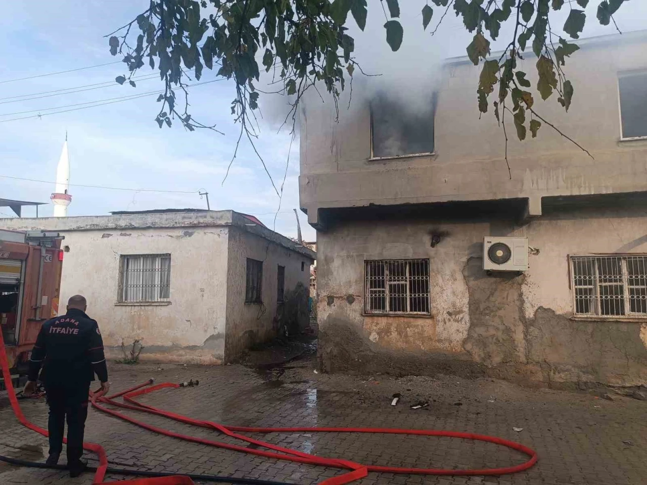 Adana’da şarja takılı tablet bir evi kullanılamaz hale getirdi
