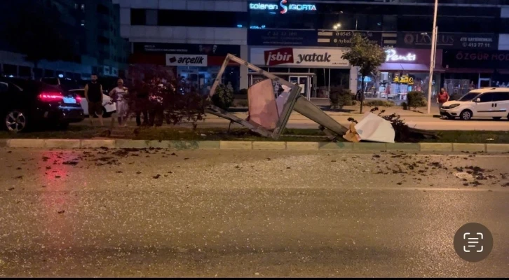 Aday sürücü kontrolden çıktı, reklam panosunu ve ağaçları devirdi
