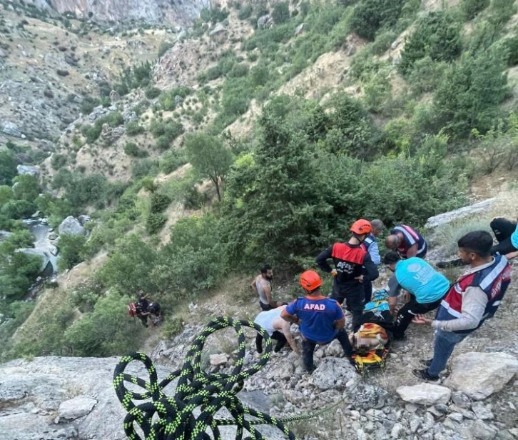 Adıyaman’da 200 metre yüksekliğindeki uçurumda nefes kesen kurtarma operasyonu
