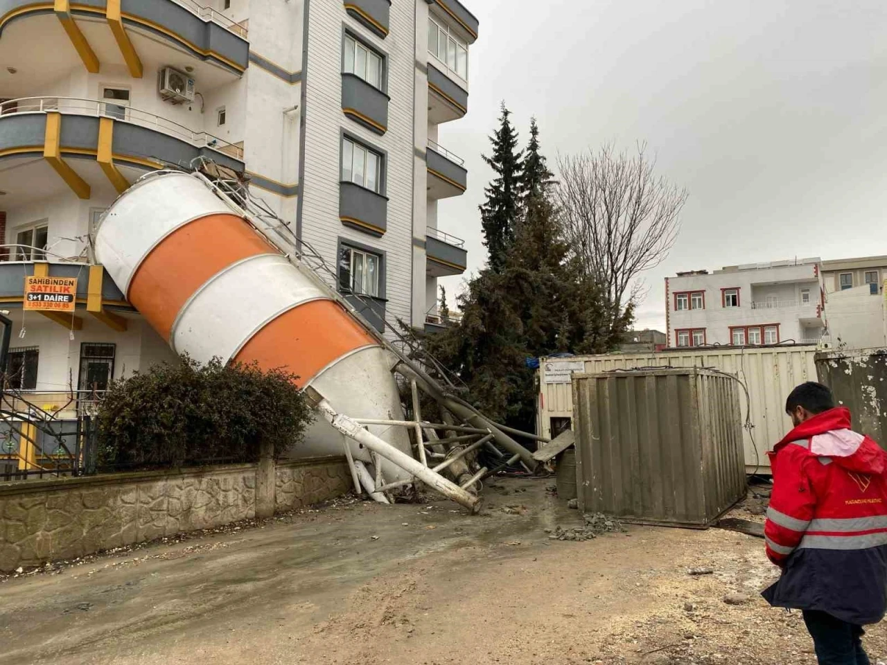 Adıyaman’da beton silosu devrildi
