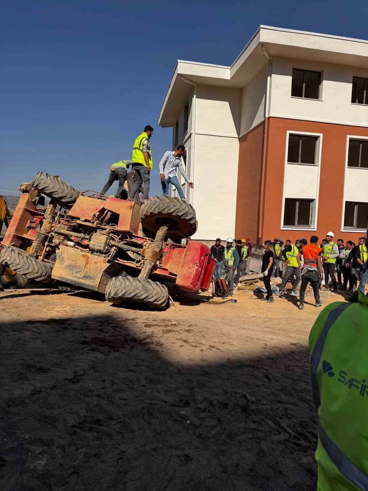 Adıyaman’da iş makinesi devrildi: 1 yaralı
