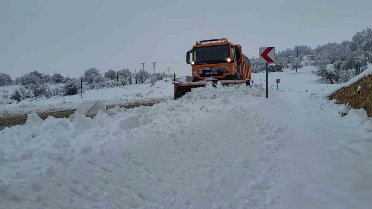 Adıyaman’da kar köy yollarını kapattı
