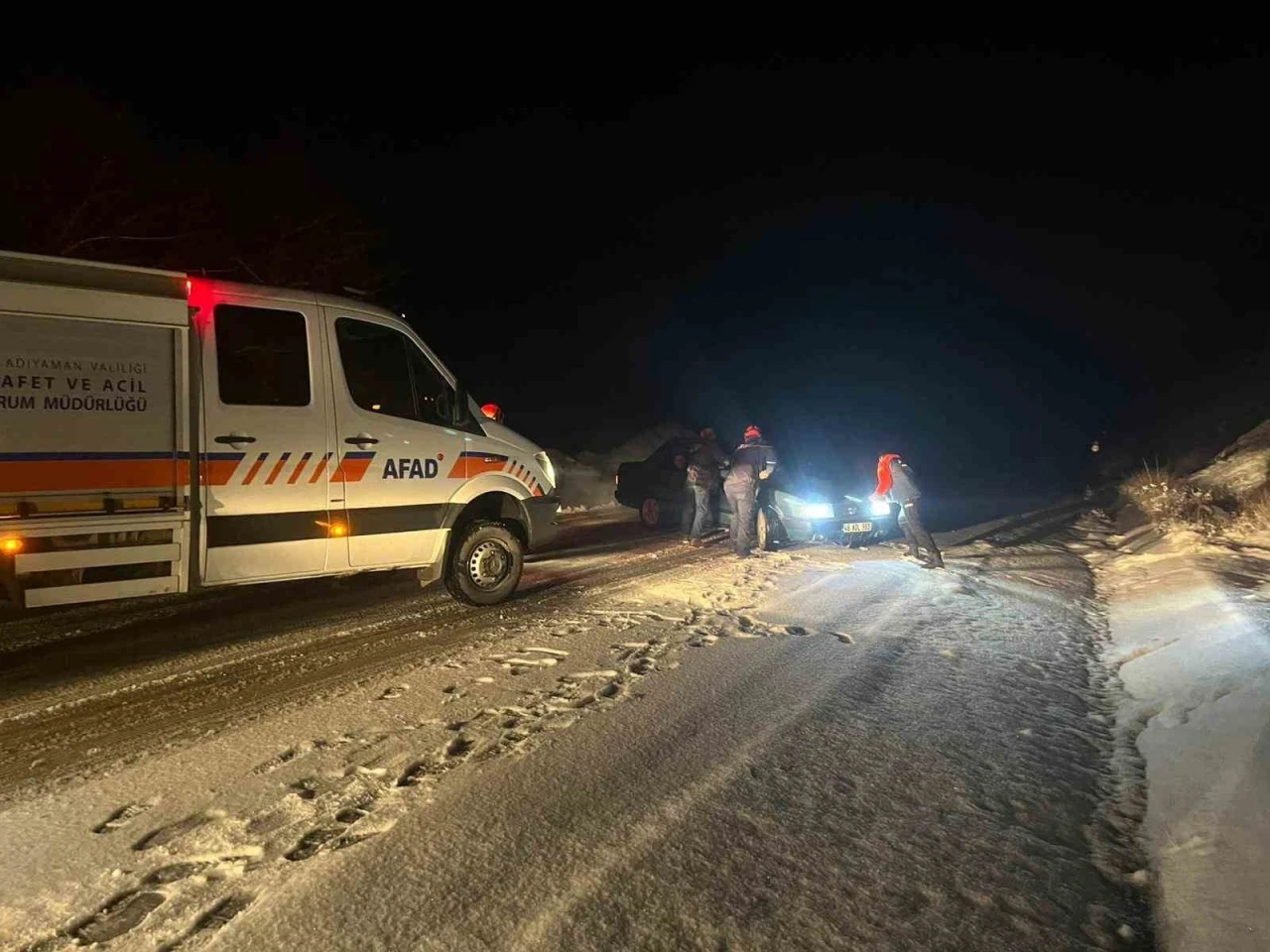 Adıyaman’da kar nedeniyle yolda mahsur kalan 9 kişi kurtarıldı
