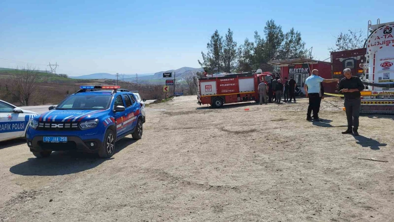 Adıyaman’da kum yüklü kamyon 2 tıra çarptı: 1 ölü, 1 yaralı
