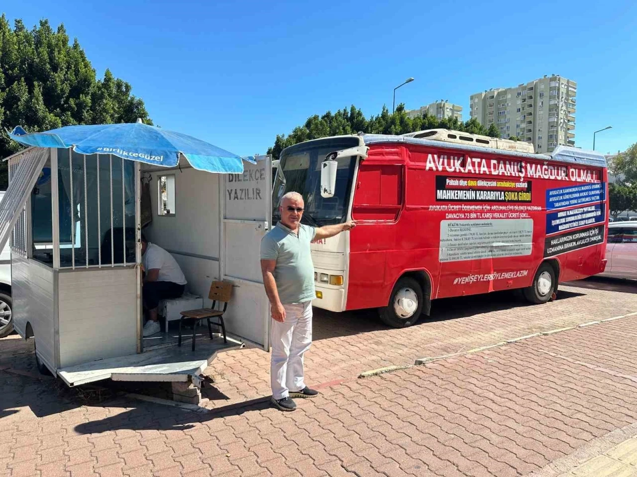 Adliye önünde üzerinde ‘Avukata danış, mağdur olma’ yazılı meçhul otobüs, arzuhalcileri kızdırdı
