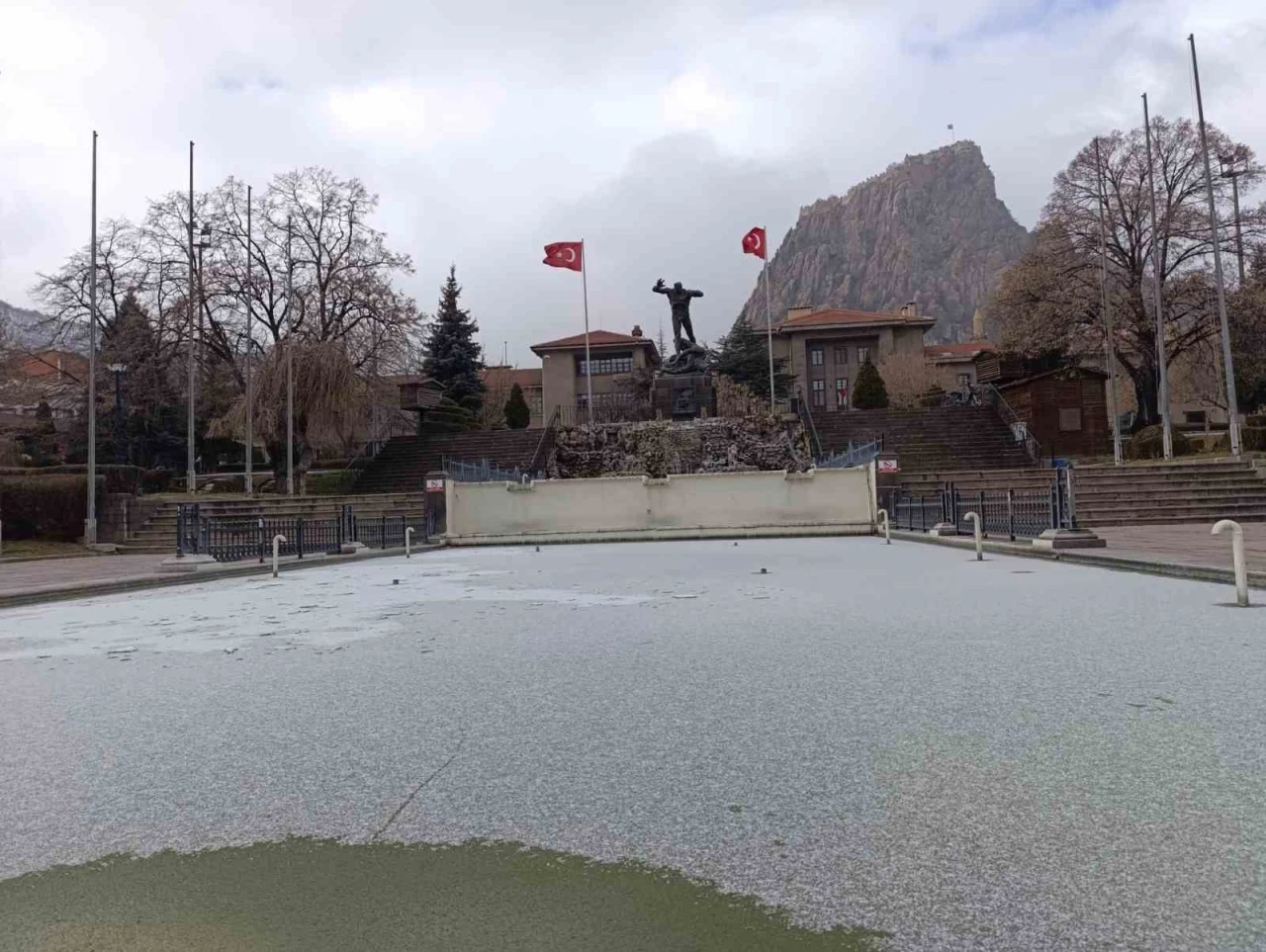 Afyonkarahisar’da soğuk havadan dolayı süs havuzları buz tuttu
