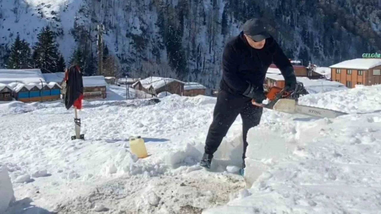 Ağaç motoru ile karı keserek iglo yaptılar
