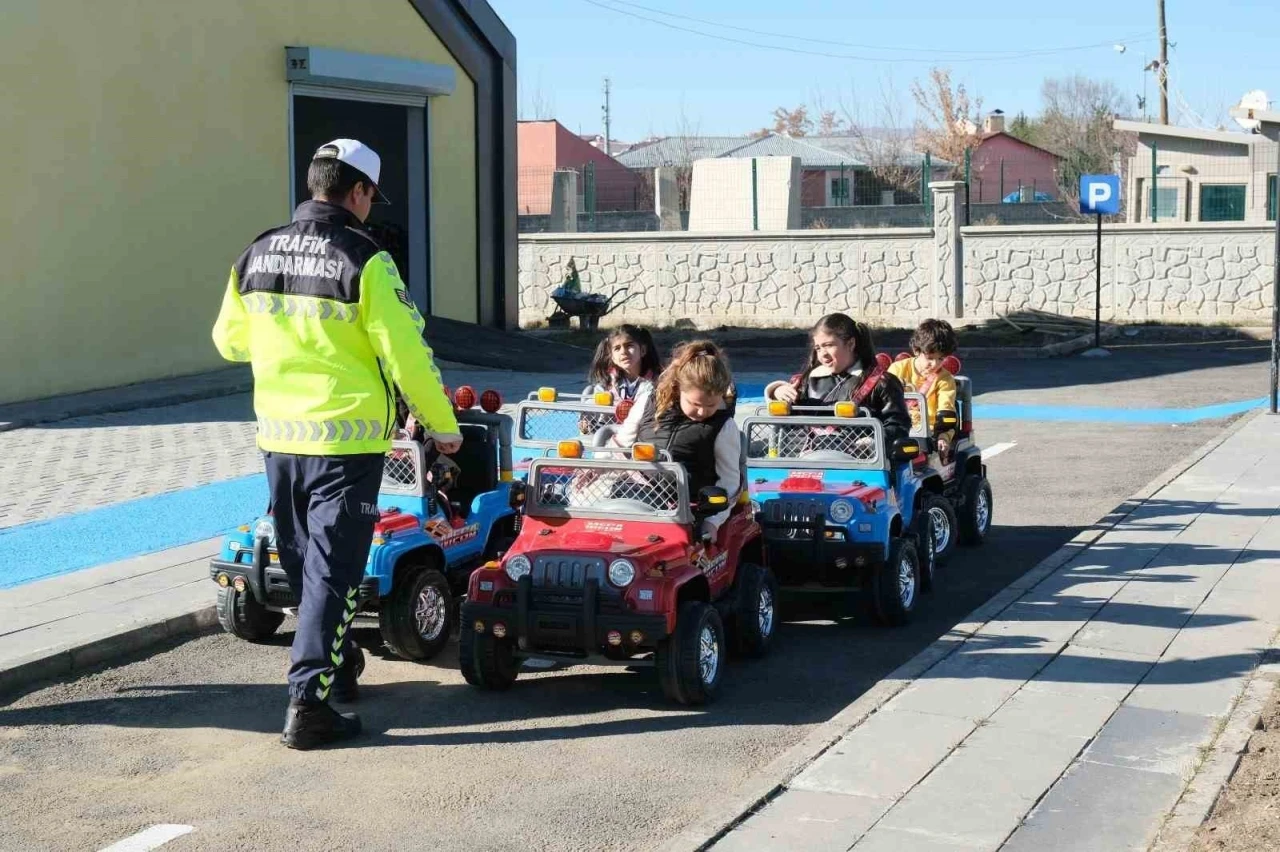 Ağrı’da çocuklar trafik kurallarını eğlenerek öğreniyor
