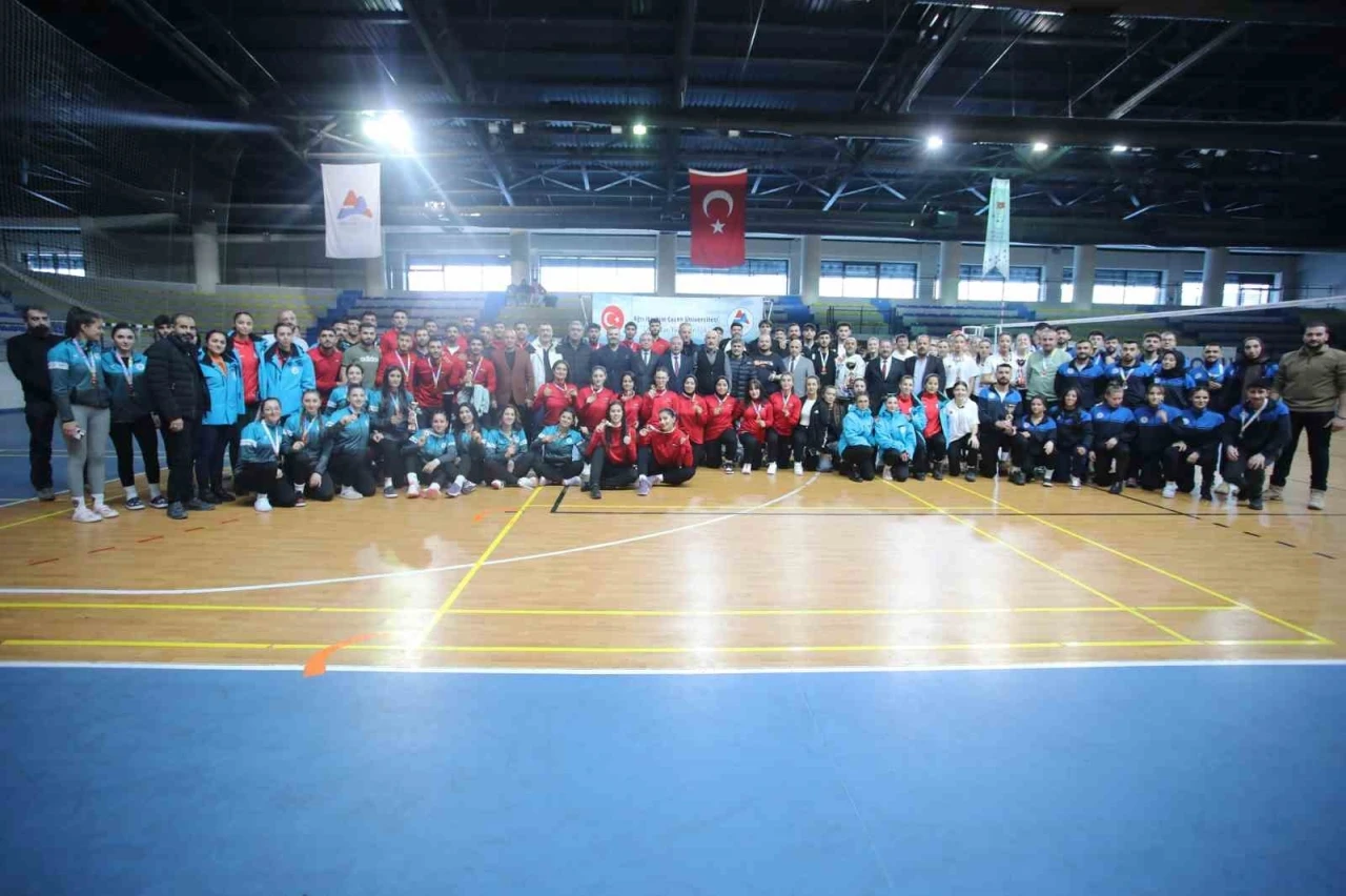 Ağrı’da düzenlenen ÜNİLİG voleybol bölgesel lig müsabakaları sona erdi
