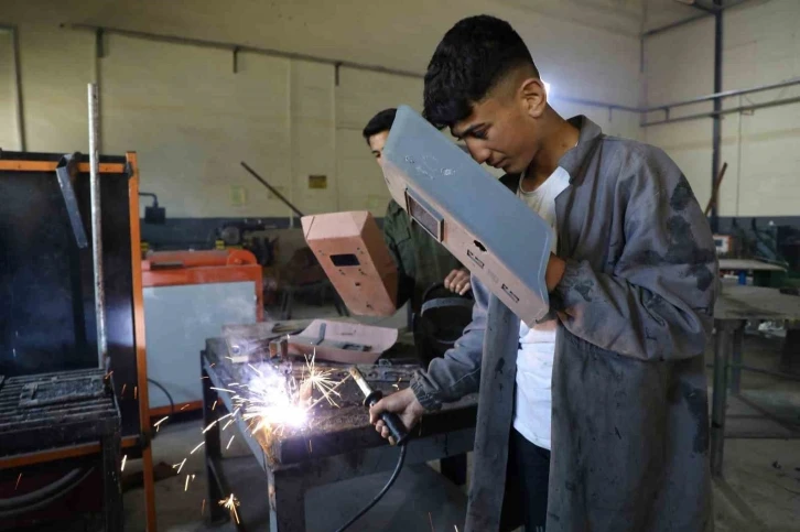 Ağrı’da fabrikaya dönüşen meslek liseleri, 38 milyonluk ciroya ulaştı
