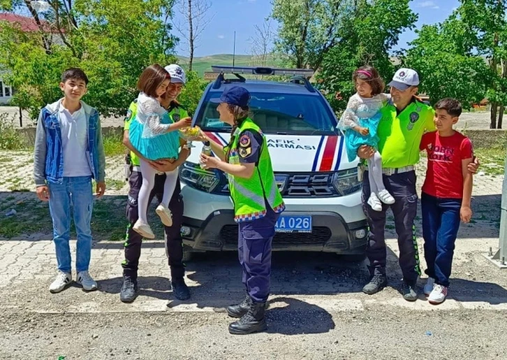 Ağrı’da jandarmadan bayram trafiğinde çocuklara çikolatalı sürpriz
