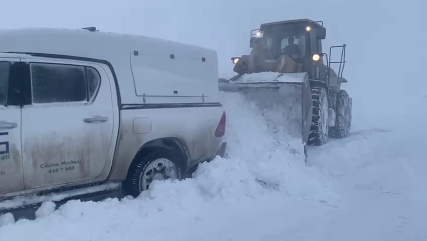 Ağrı’da karda mahsur kalan  vatandaş ve ekipler kurtarıldı
