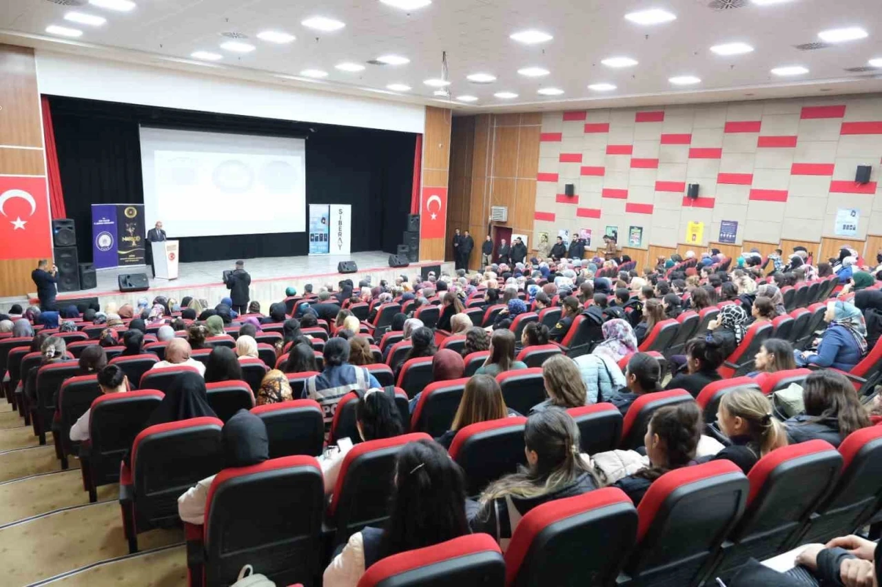 Ağrı’da "En İyi Narkotik Polisi; Anne" Projesi ile uyuşturucuyla mücadele yoğunlaşıyor
