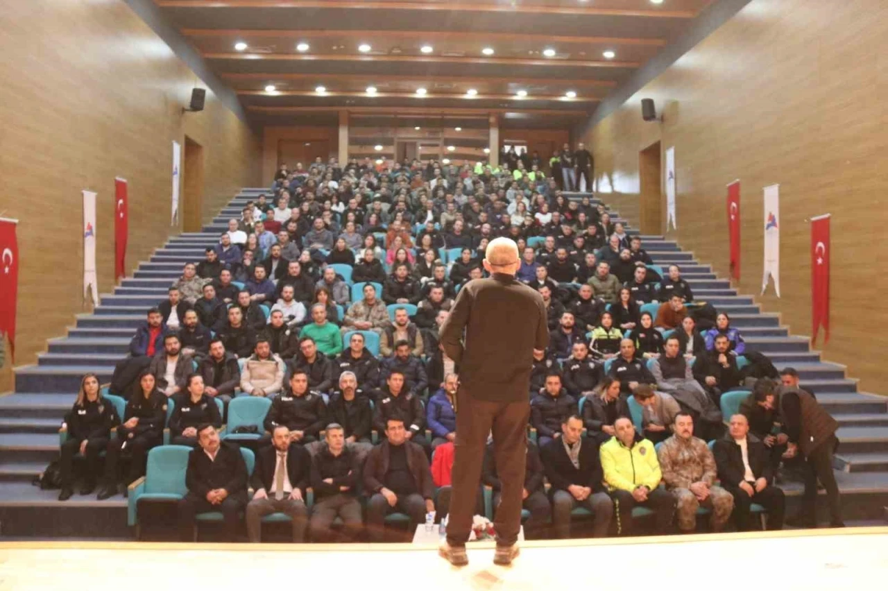 Ağrı Emniyet Müdürlüğü’nde &quot;Polis Teşkilatına Öfke Kontrolü ve Stres Yönetimi&quot; semineri
