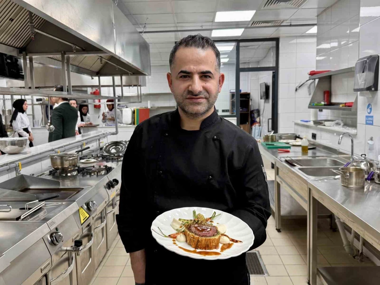 Ağrı İbrahim Çeçen Üniversitesi Gastronomi öğrencileri, deneyimli şeflerden uygulamalı eğitim alıyor
