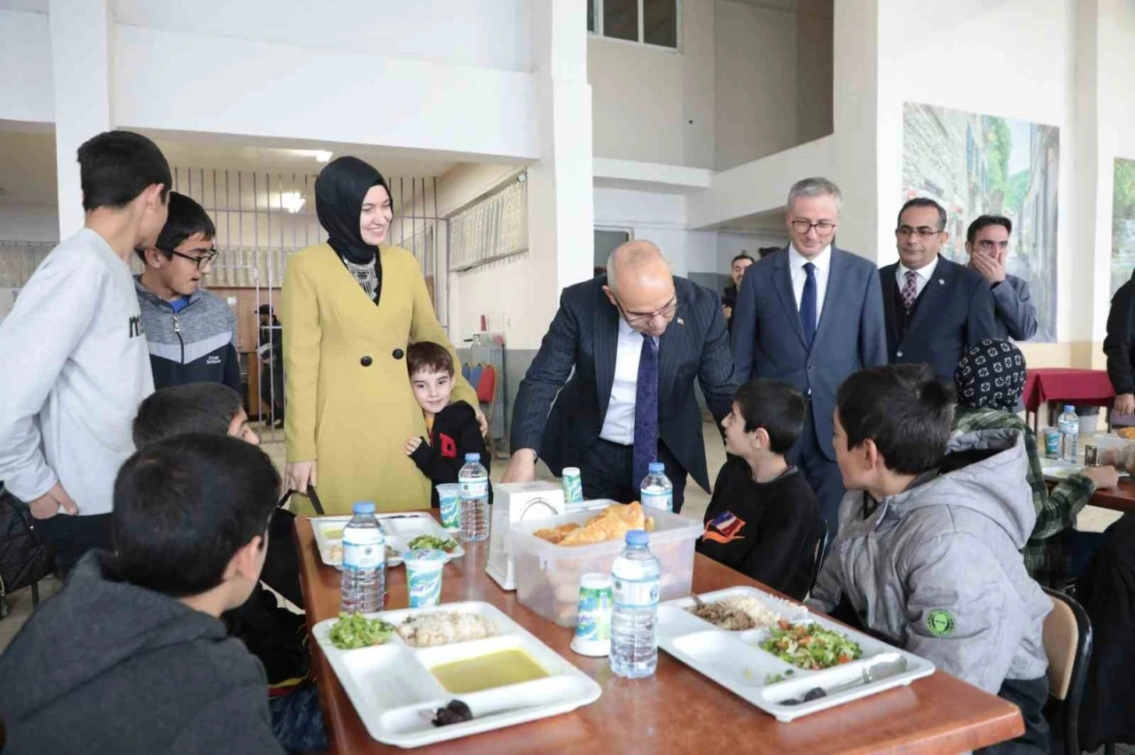 Ağrı Valisi Koç, Ozanlar YBO pansiyonundaki öğrencilerle iftarda bir araya geldi
