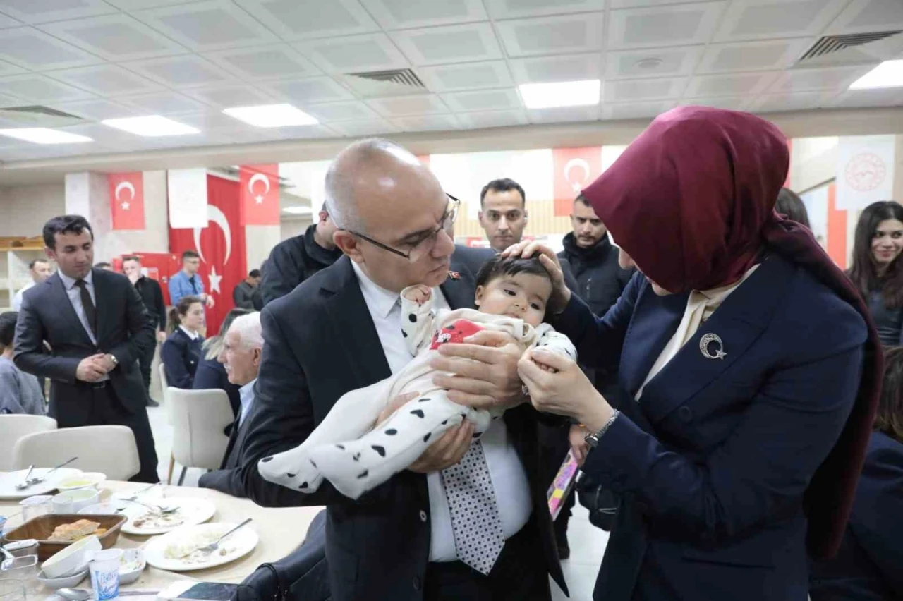 Ağrı Valisi Koç, şehit yakınları ve gazilerle iftarda buluştu
