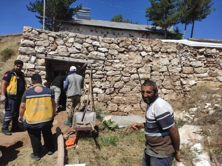 Ahırın çatısı çöktü, mahsur kalan bir kişi kurtarıldı
