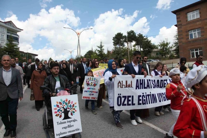 Ahlat’ta engelliler için farkındalık yürüyüşü
